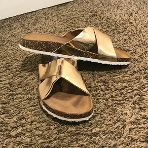 City snapper gold sandals! 🔥